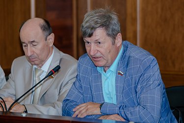 Депутаты готовятся к заседанию ЗС